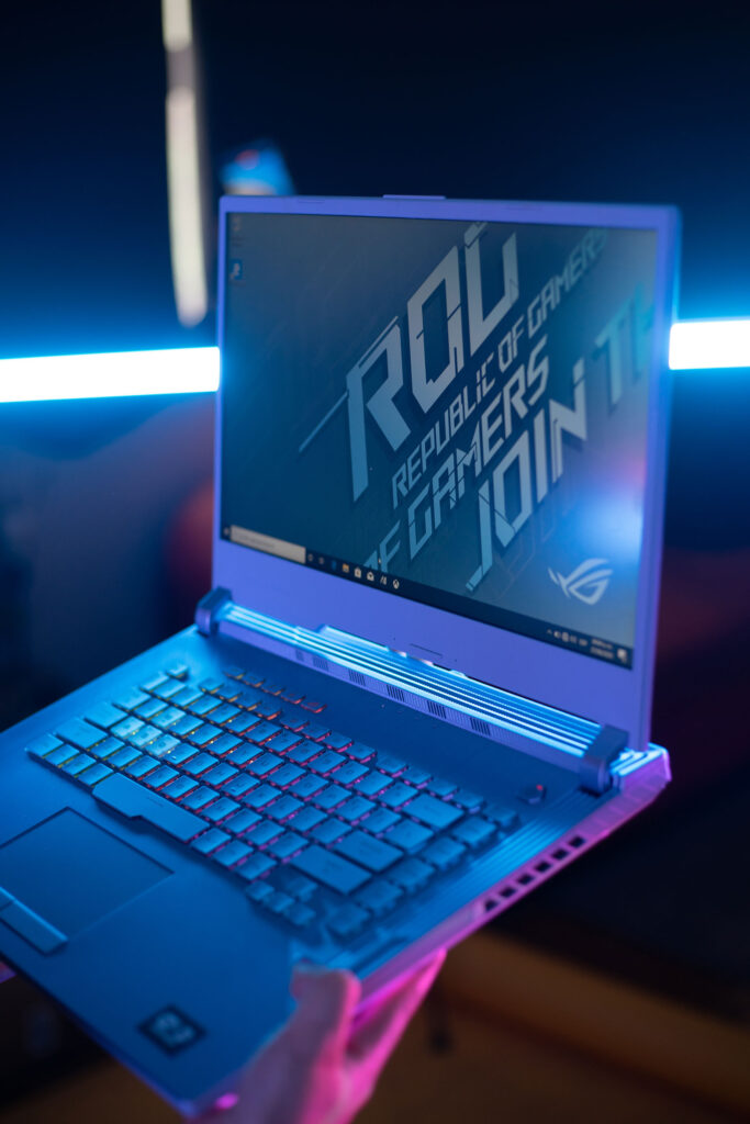 Intel y Asus lanzan laptop desde un avión y ¡tú puedes encontrarla!